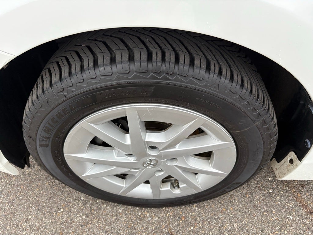 2014 Toyota Prius v Two